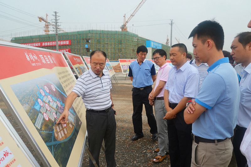 中行深圳龙华支行行长黄以诚、深圳华南城支行行长刘胜坤莅临华耀城