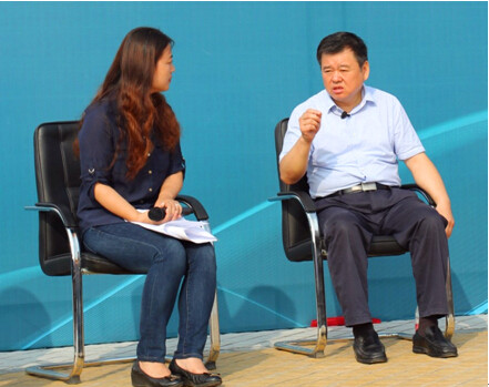 河南日报《“四个全面”大家谈》走进华耀城