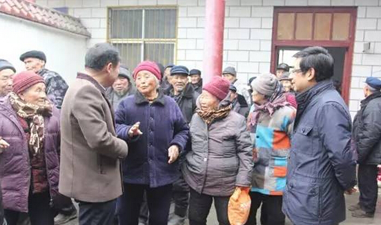 “情暖老党员”周口华耀城温暖冬天送爱心