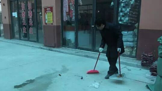 周口华耀城志愿者走进市场清扫卫生 与商户共创文明和谐新市场