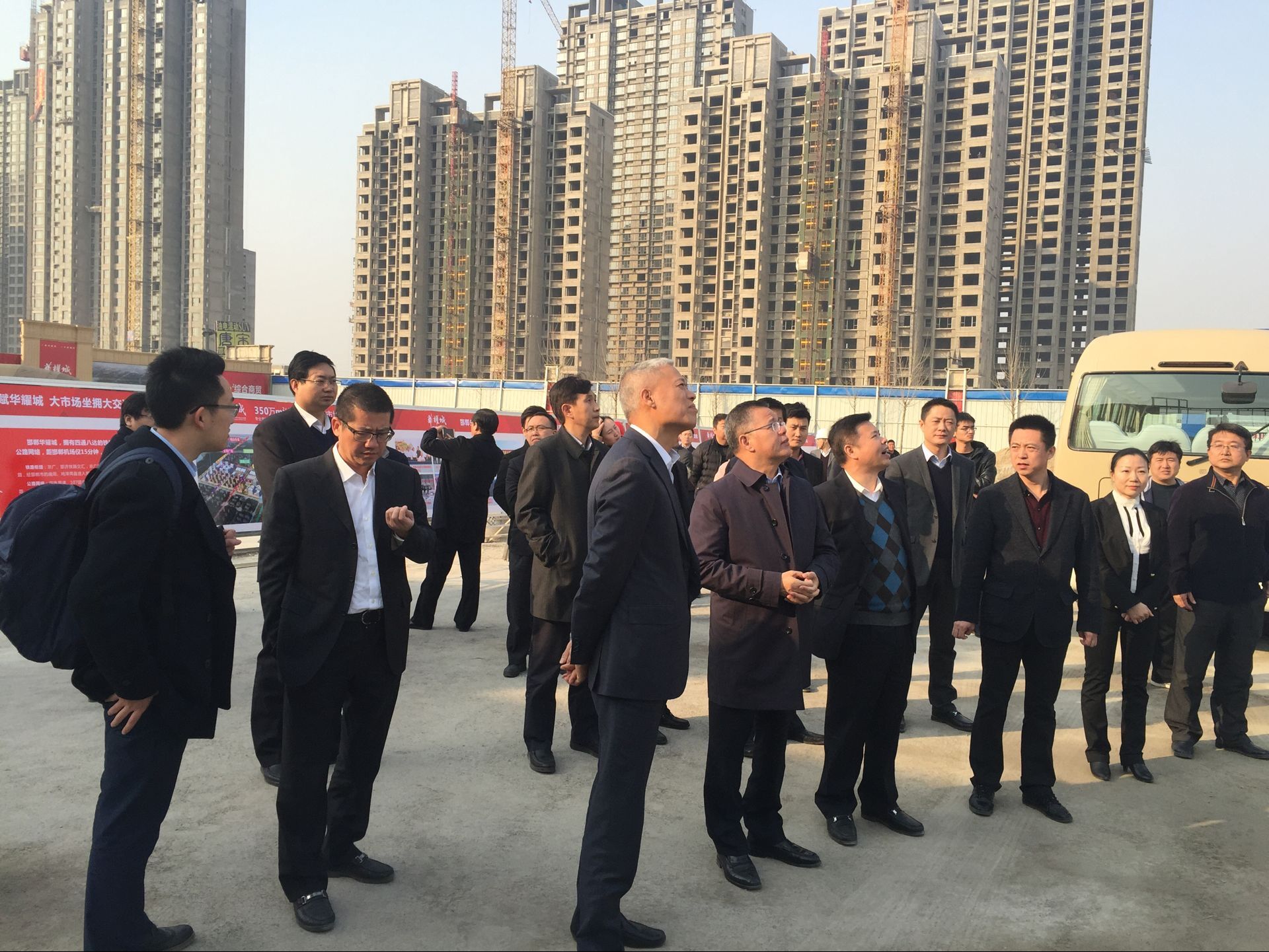华南城控股主席郑松兴、中洲投资控股董事长黄光苗、华耀城集团执行董事兼总裁林贤富考察指导邯郸华耀城，曹子玉等陪同