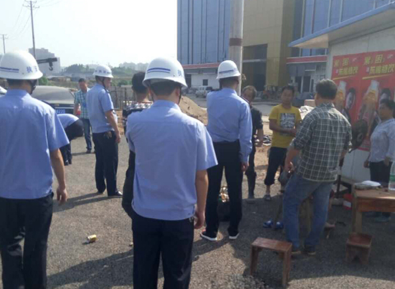 石鼓区城管局联合角山乡政府对华耀城区域内违法违规建筑进行强制拆除