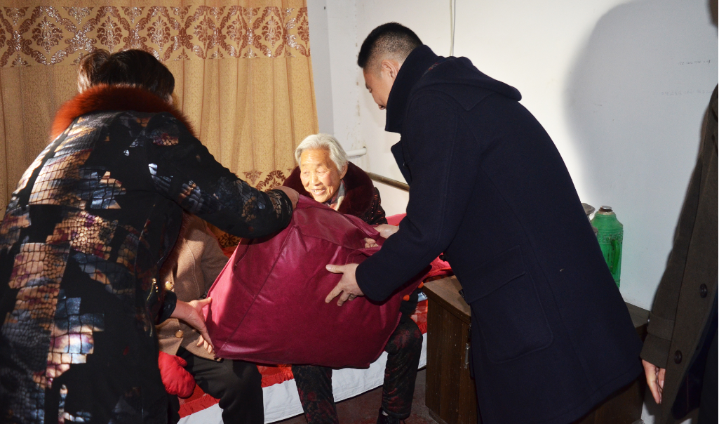 新年送暖，与爱同行——华耀城走进播爱老年公寓慰问孤寡老人