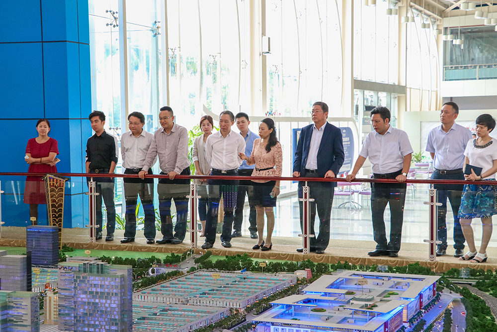 万达网科集团董事长曲德君一行到访华南城、华耀城总部