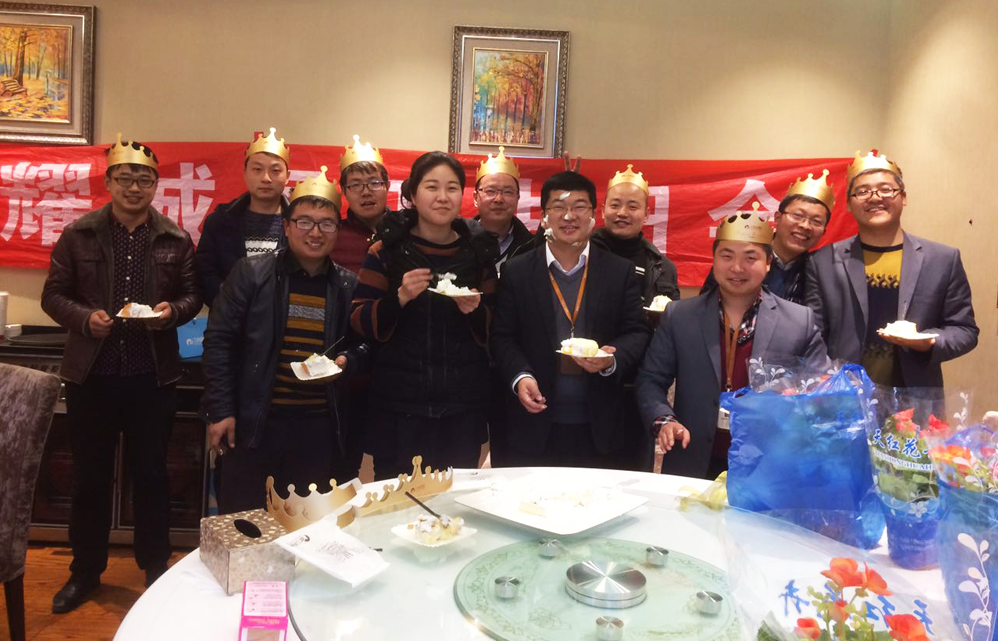 南阳华耀城举办1、2月份员工生日会