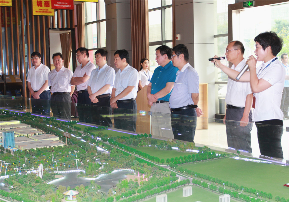 周口市委常委、市政府党组成员吉建军一行莅临周口华耀城调研