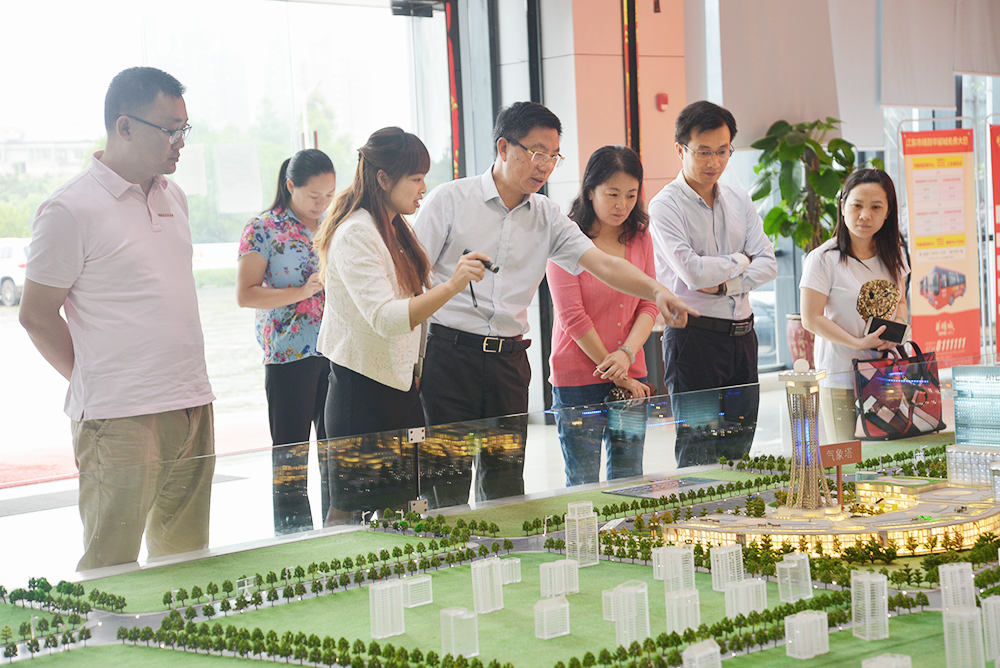 石鼓区区长刘浪一行考察衡阳华耀城项目