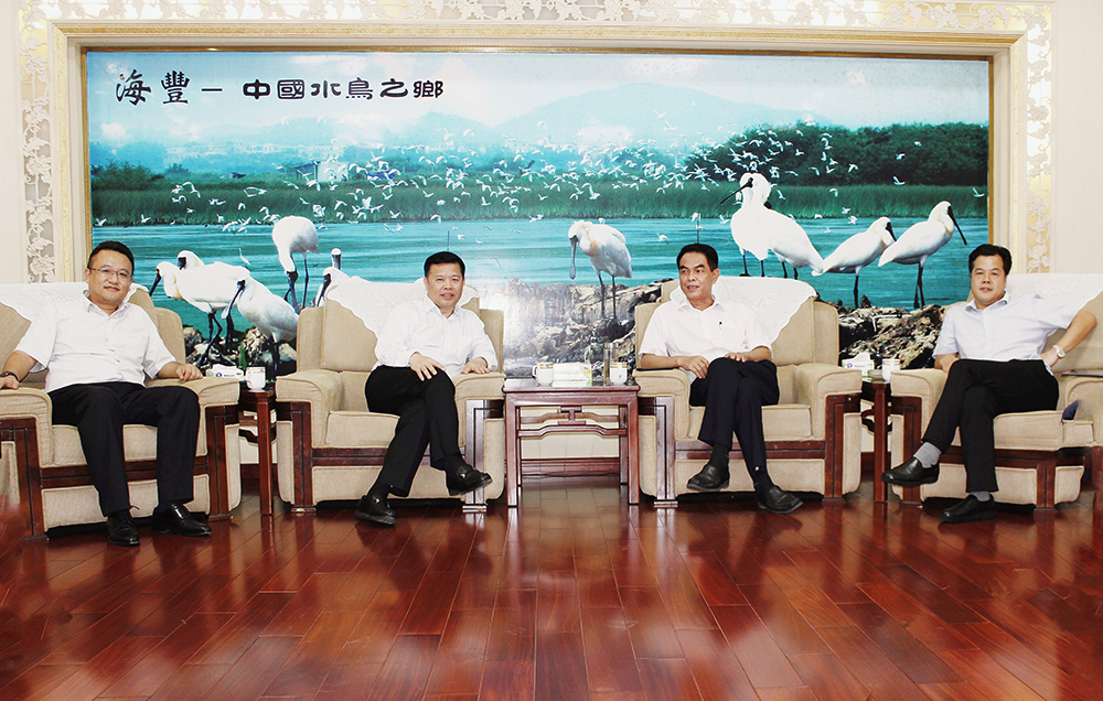 海丰县委书记邱晋雄、县长郑俊雄会见华耀城集团董事长林贤富、总裁赵立东一行