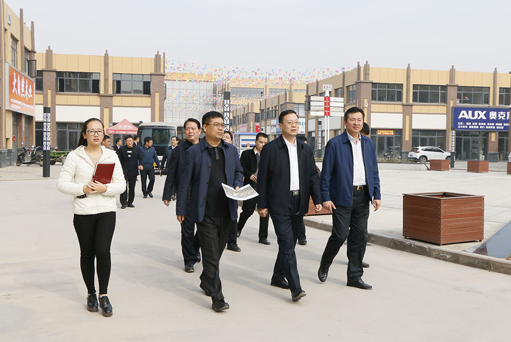 邯山区区委书记乔向华视察华耀城五金建材市场试营业准备情况