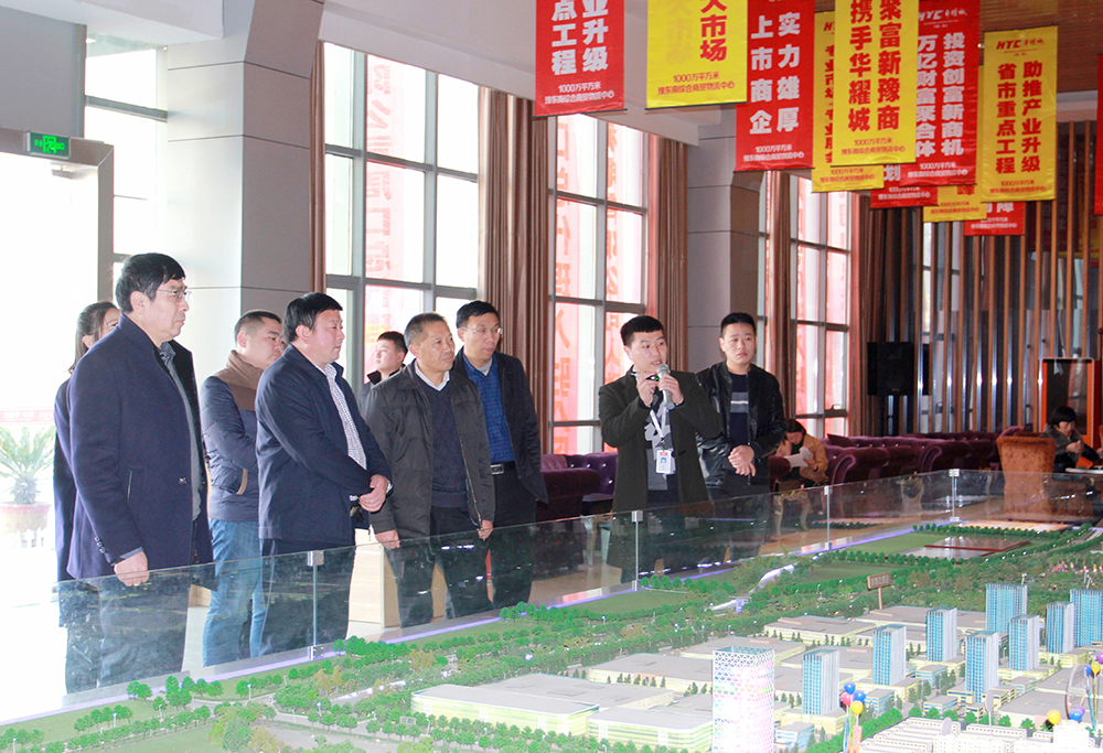 信阳市政府督察办到周口华耀城参观考察