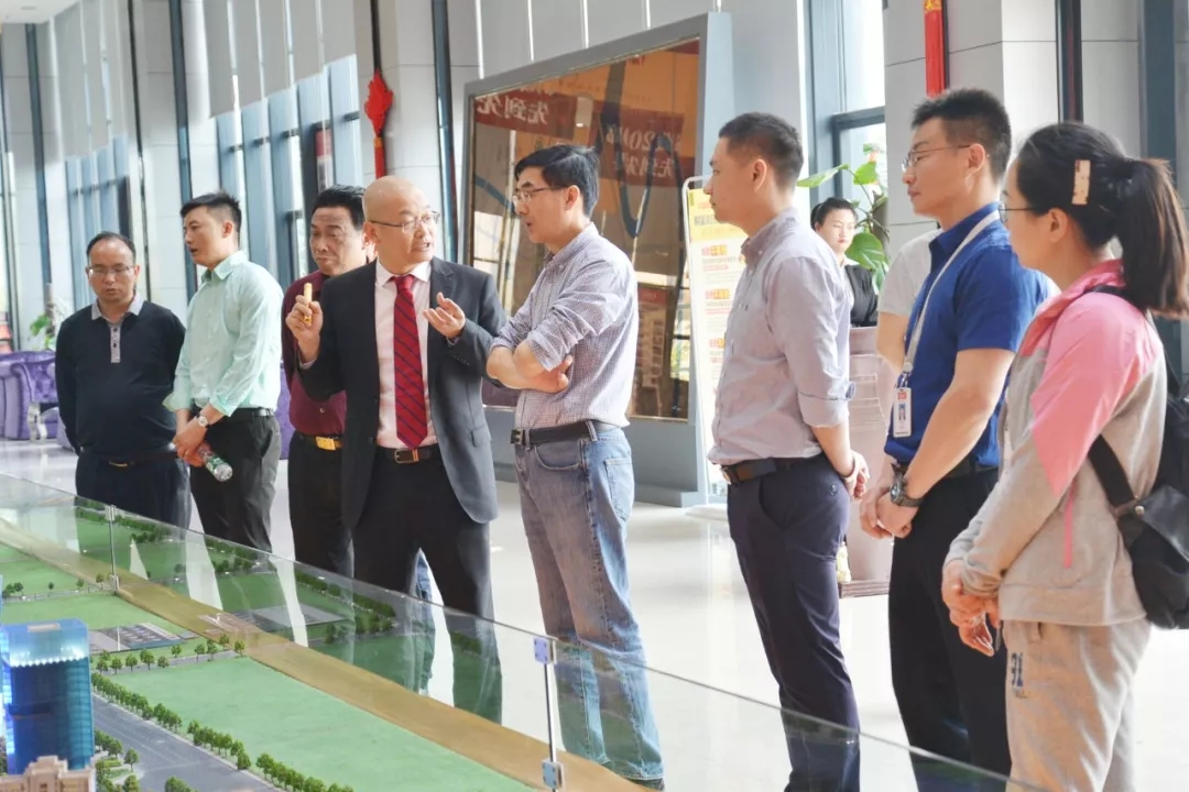 衡阳市委常委、警备区司令员贺小坤调研华耀城