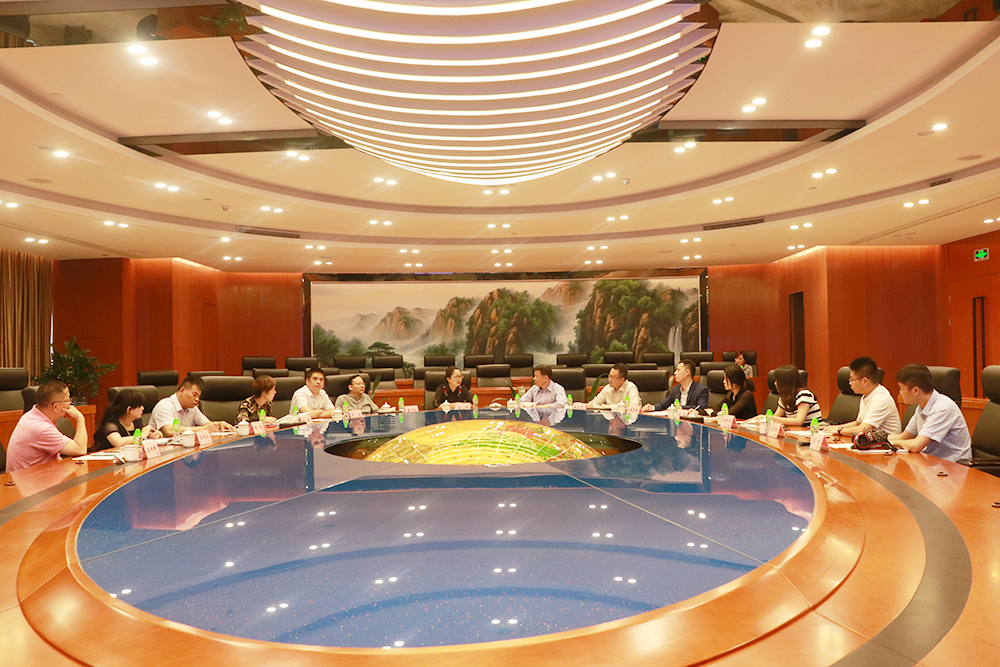 株洲市副市长黄芳莅临华耀城集团总部参观考察