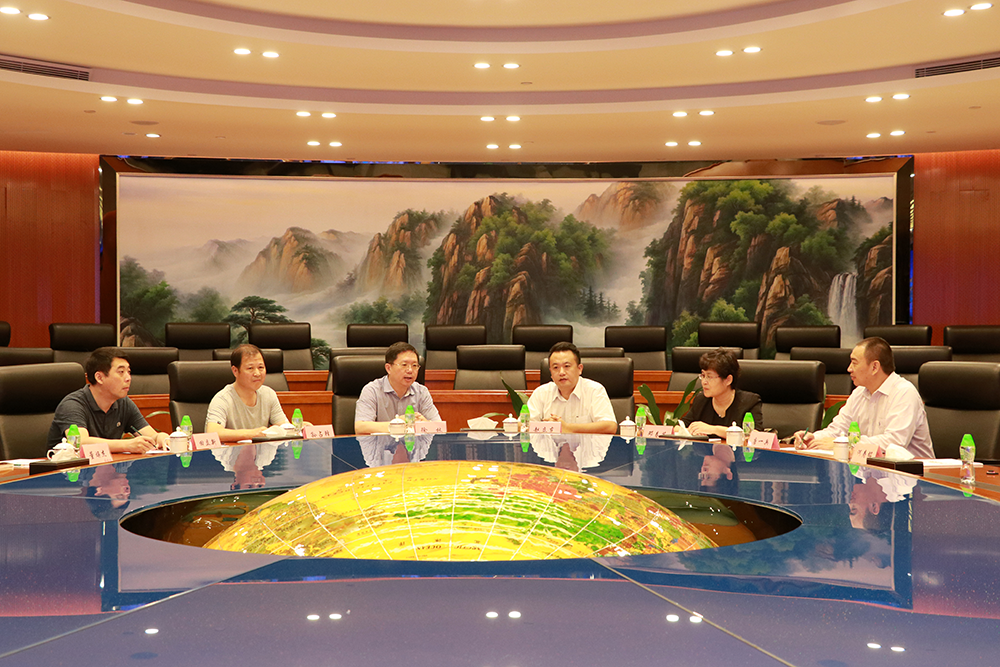 洛阳市商务局局长徐林来访华耀城集团总部