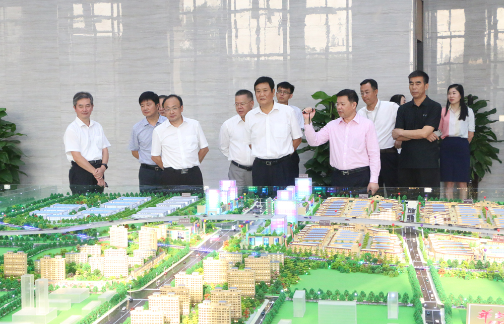 河南省人大常委会副主任、原副省长赵建才一行莅临平顶山华耀城考察调研