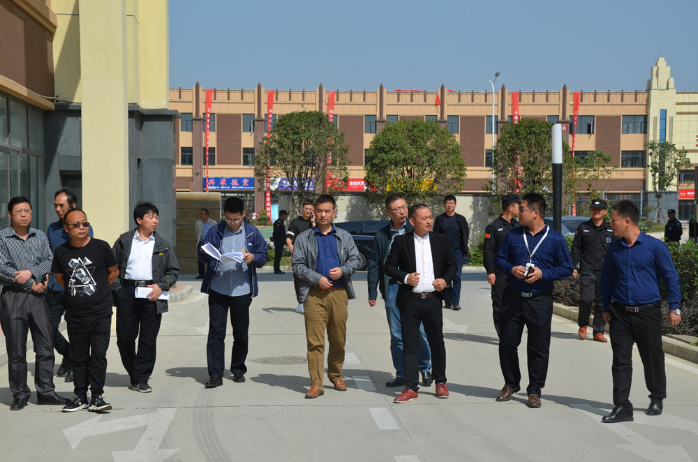 洛阳市城乡一体化示范区领导一行到南阳华耀城参观考察