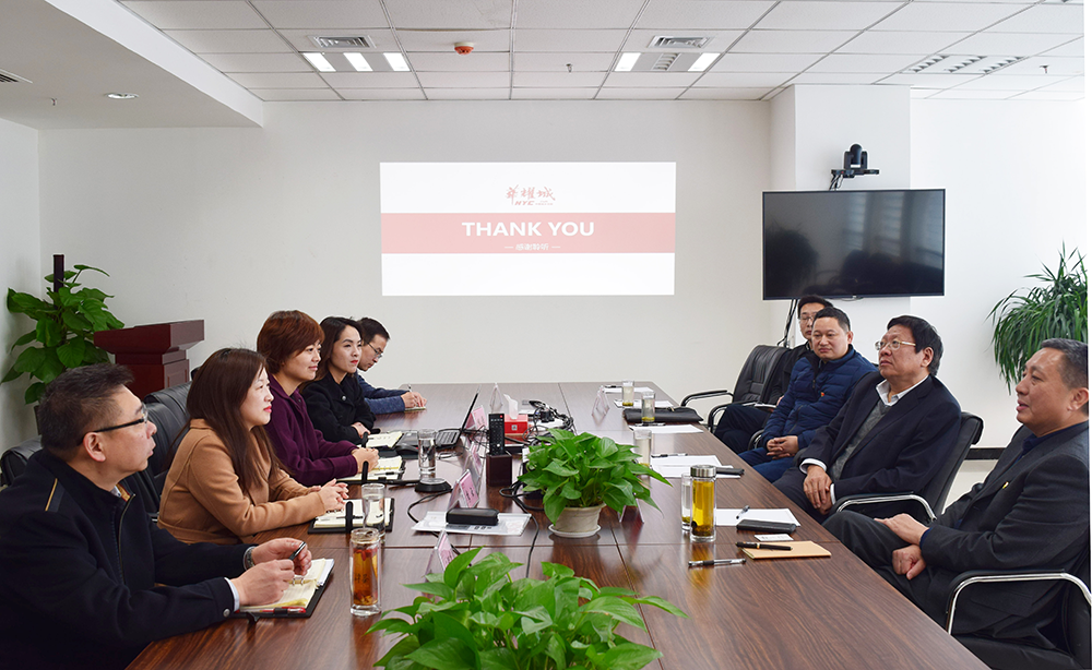 洛阳市副市长贺敏一行莅临洛阳华耀城进行考察