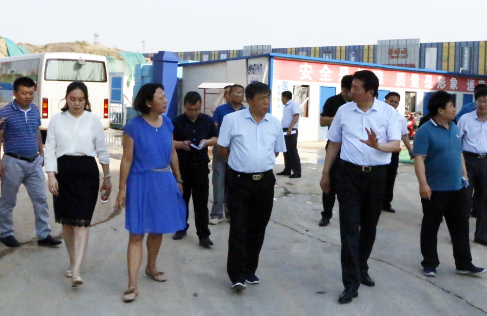 邯山区区委书记靳禄兵莅临邯郸华耀城视察项目建设